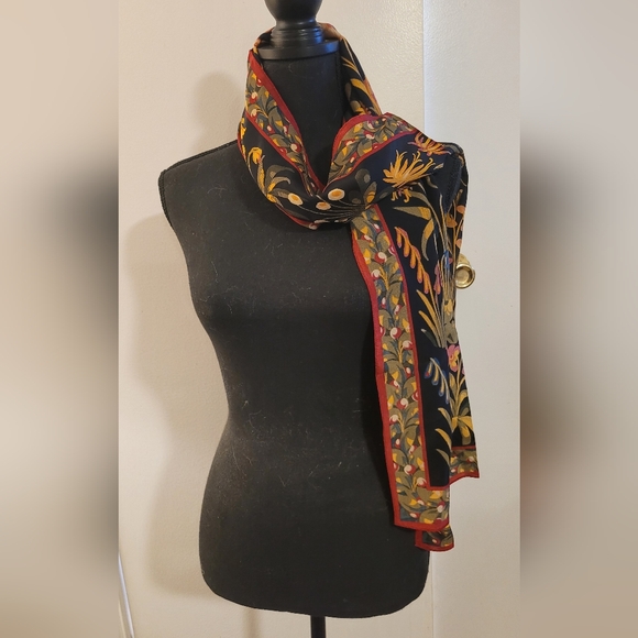 Metropolitan Museum of Art 100% silk scarf. Dry clean only see tag S2 131 - Picture 2 of 4